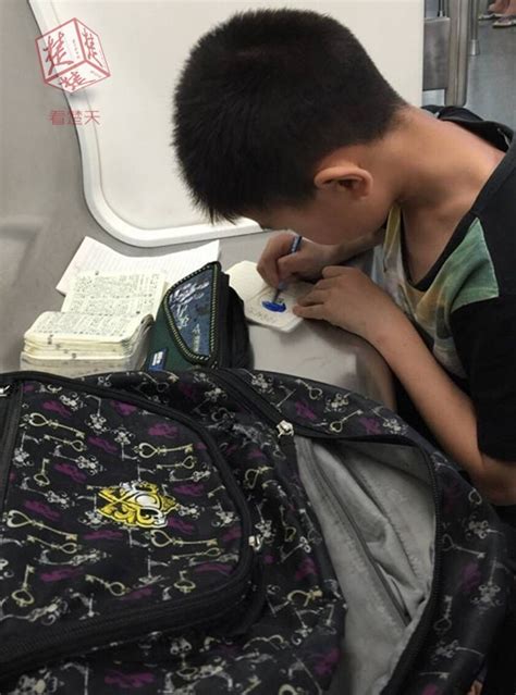小男孩趴地铁车厢写作业 乘客拍照点赞称一股清流_湖北频道_凤凰网