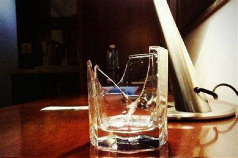 好看破碎的玻璃杯，水杯碎了的图片_配图网
