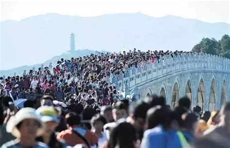 外媒吃惊：中国人过黄金周，居然边旅游还边干这些事？！