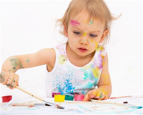 一个可爱的小女孩在乱七八糟地玩颜料的肖像高清图片下载-正版图片502538680-摄图网