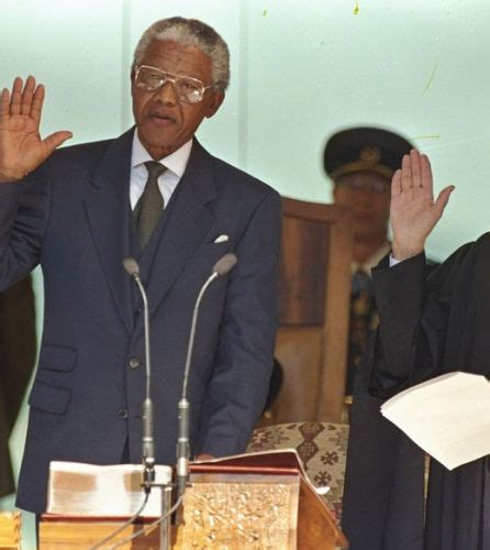 历史5月9日，更迭，南非首位黑人总统曼德拉当选