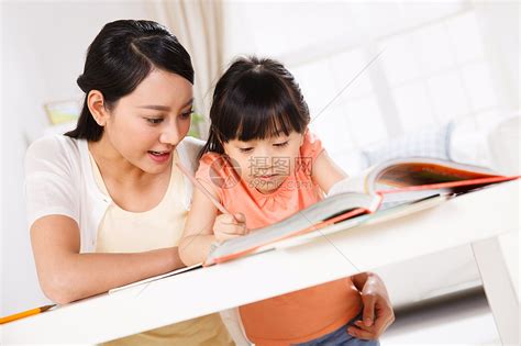 母亲正在指导女儿学习高清图片下载-正版图片507632471-摄图网
