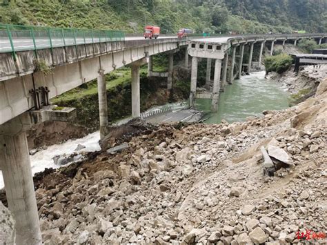 四川雅安汉源县境内发生山体垮塌 初步估计超20万方-闽南网