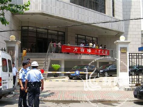 上海暴力袭警案：歹徒曾持匕首榔头到4个楼层行凶_资讯_凤凰网