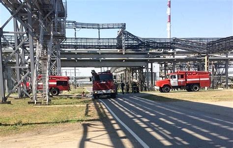 俄罗斯南部一炼油厂疑遭无人机袭击引发火灾