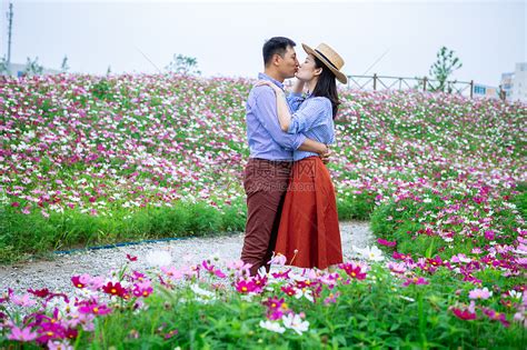 花团锦簇下亲吻的二人世界高清图片下载-正版图片500937690-摄图网