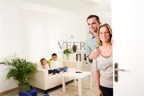 幸福的家庭和小孩子在门口欢迎客人照片摄影图片_ID:142245066-Veer图库