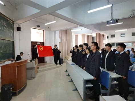 韩国大学课堂，教授点名中国学生演唱，一首古风歌曲《桃花诺》直接展示中华文化，惊呆台下众人。_腾讯视频
