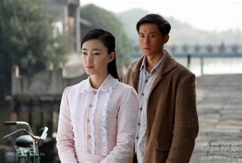 王丽坤扮演《两生花》女主角颜宋的剧照。