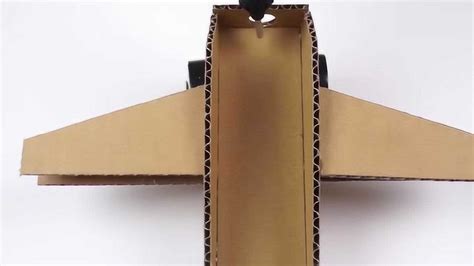手工达人教你用硬纸板制作飞机模型，非常简单却有趣