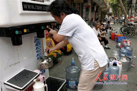 组图：江苏无锡自来水遭污染 市民抢购纯净水--图片--人民网