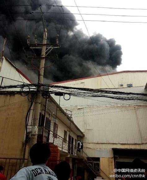 福建厦门一家具厂发生火灾 数公里外可看到浓烟(组图)|厦门|着火_凤凰资讯