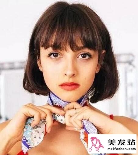 法式短发温柔女生头像