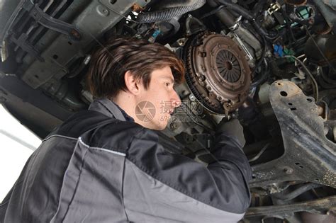 在汽车下工作的汽车机械工和汽车修理车高清图片下载-正版图片502863908-摄图网
