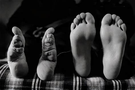 晚清三寸金莲的妇女：以小脚为美，从小裹足，痛苦伴随一生