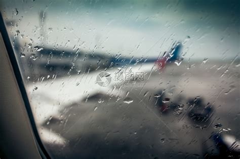 4K下雨天飞机场上的飞机视频-国外素材网