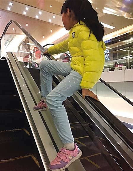 视频：郑州3岁女童商场内玩自动扶梯扶梯带险些丧命！_新电梯网
