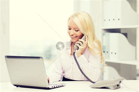 教育,商业,通信技术微笑的女商人学生用笔记本电脑打电话办公室高清图片下载-正版图片300583781-摄图网
