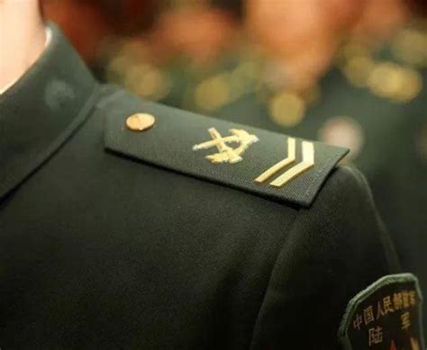 中国军装上士官和士兵的肩章是什么样子呢？简单易认
