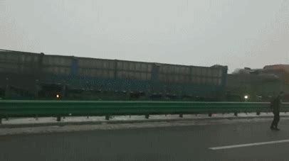 陕西包茂高速铜川段40余辆车相撞！10余车起火、多人被困！-有驾