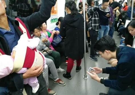 男孩地铁上没让座，被老人怒骂“没教养”，妈妈的反击很解气 - 知乎