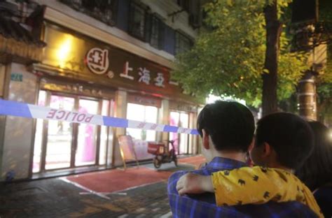 上海一金店被抢：外卖小哥捡到被弃的金项链，嫌疑人在逃_浦江头条_澎湃新闻-The Paper