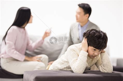 父母经常吵架的家庭里，孩子有多“懂事”，往往代表他有多痛苦！