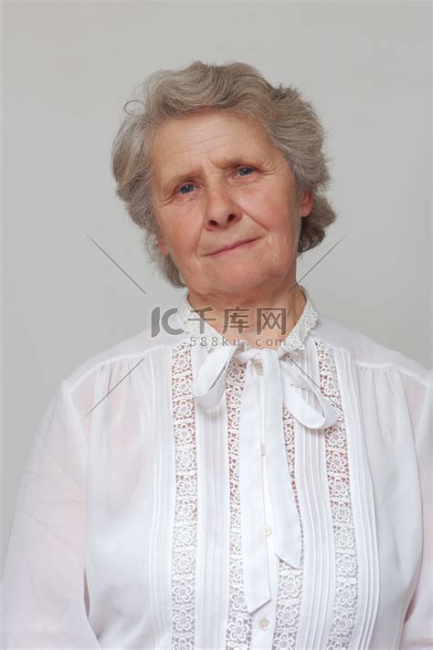 七十年的老女人微笑高清摄影大图-千库网