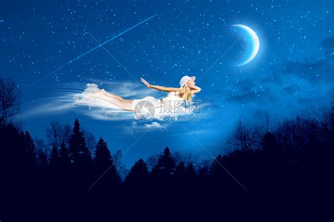 晚上梦轻的金发女孩夜空中飞翔高清图片下载-正版图片300525195-摄图网