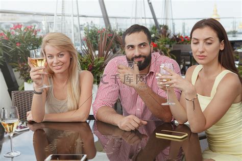 一群朋友在屋顶派对上喝酒高清摄影大图-千库网