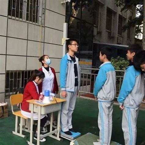 山东高中生平均身高1米8引热议！妈妈：孩子1米83在班里不算高_北京日报网