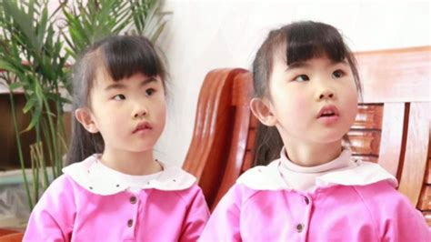 双胞胎考试成绩不理想，妈妈嫌她们俩个笨，妹妹出题测智商妈妈懵_腾讯视频