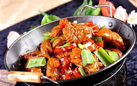 大厨教你湘菜之首“东安鸡”家庭式做法，酸辣细嫩，香气四溢
