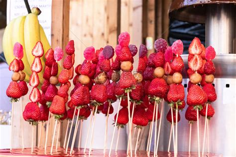 新鲜水果零食草莓糖衣串高清图片下载-正版图片506293977-摄图网