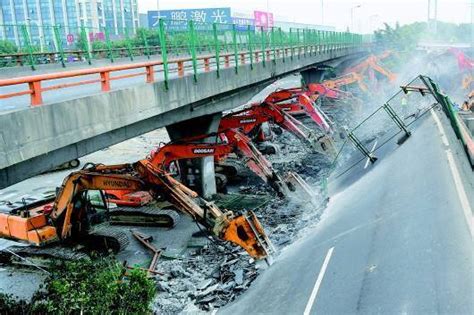 湖北一高速高架桥垮塌致3人死亡 多辆货车坠桥_手机新浪网