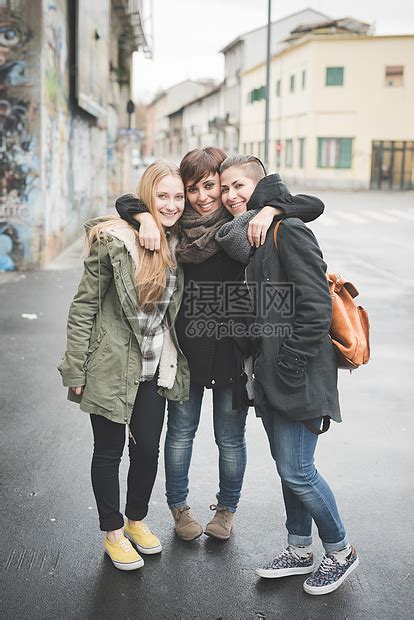 三个姐妹在街上摆姿势高清图片下载-正版图片501850295-摄图网