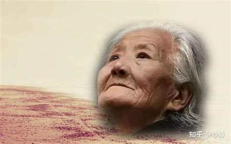 爱美不分年龄！80岁老太太住院期间，每天花10分钟坚持化妆