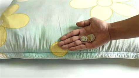 枕头下放3个硬币最好 床头放三样最旺财