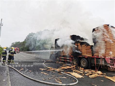 高清：南友高速一辆满载木料的货车着火_媒体推荐_新闻_齐鲁网