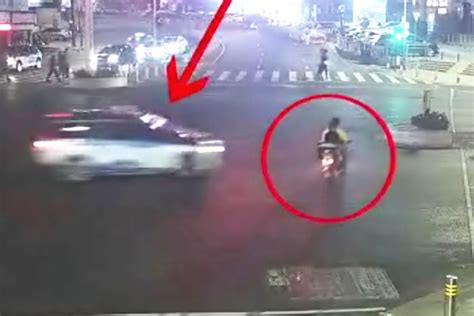 监拍：外卖员骑电动车载女友闯红灯 被出租车撞飞双双殒命_凤凰网视频_凤凰网