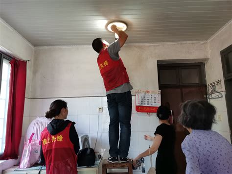 金泉社区：“红心电亮心灯”，为高龄老人照明灯改造志愿服务项目进行中