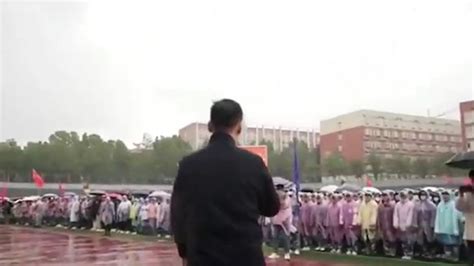学校回应雨中开动员会：不存在领导台上，学生台下淋雨_凤凰网视频_凤凰网