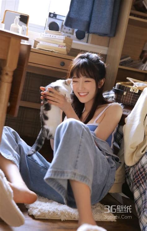 皮肤粉嫩白皙的美腿美少女甜美迷人居家写真图片