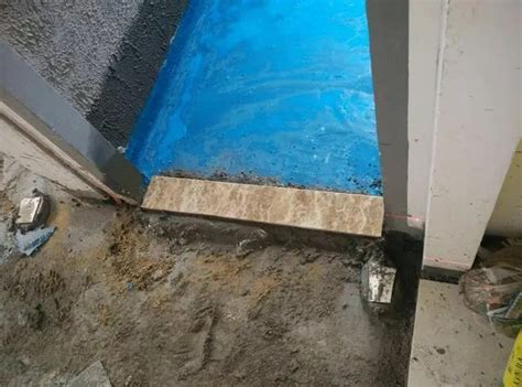 做完卫生间防水，要不要抹一层水泥砂浆再贴瓷砖_贴砖