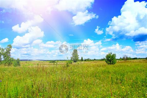 炎热的夏日阳光在明晴的蓝天高清图片下载-正版图片506350397-摄图网