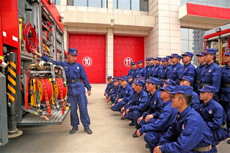 在郑州东站拍到几张照片，@河南消防 向你致敬！给你们点赞！__财经头条