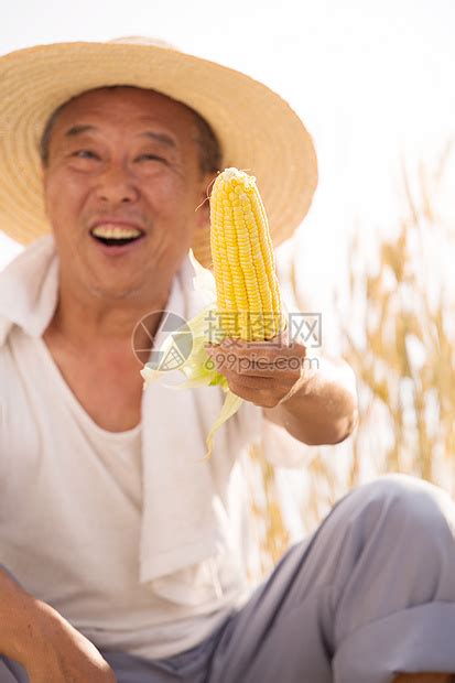 收获老农民拿着玉米高清图片下载-正版图片501943621-摄图网