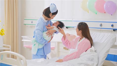 4k母婴中心护士看护妇照顾新生婴儿升格视频mp4格式视频下载_正版视频编号122805-摄图网