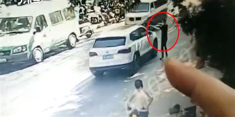 武汉枪击案嫌疑人逃跑画面 将枪藏在网球拍套里 拦截两辆车被躲过(含视频)_手机新浪网