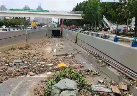 图集丨内涝下郑州水淹车数量众多 京广隧道清理正处于攻坚阶段 | 每日经济网